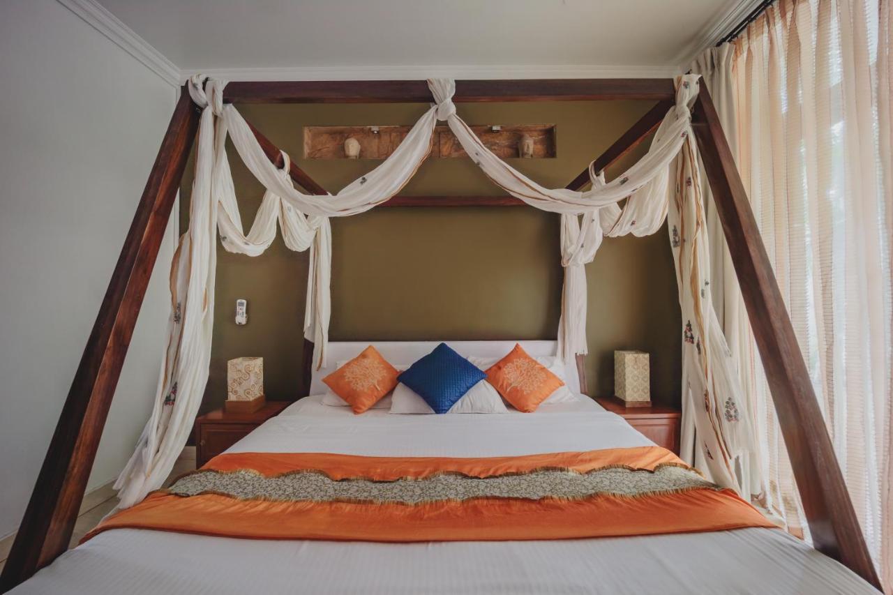 Ocean Suite Goa Dona Paula Exterior photo